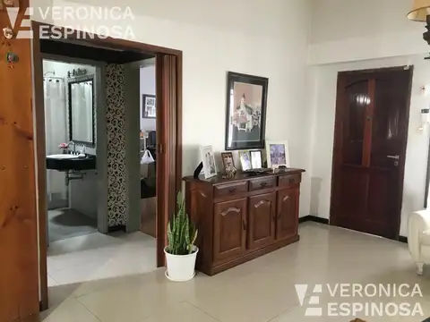 Casa de tres ambientes en venta,  Isidro Casanova. Sobre lote de 11 x 20 en excelente estado!