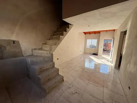 VENTA DE CHALET 5 AMB EN POZO  Sobre calle 6 entre 66 y 67 - A 600 metros de la playa.