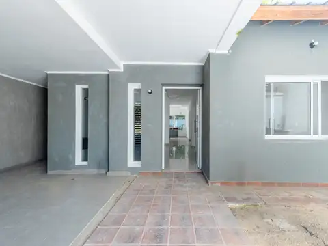 Venta casa 4 ambientes a estrenar con cochera y jardin. Apto credito