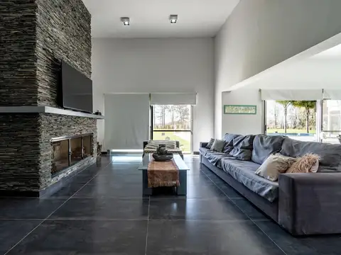 Casa en Venta con 3 cocheras