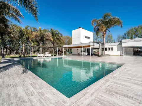 Venta Casa 4 dormitorios con pileta Roldan