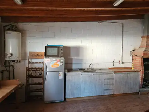 Alquiler - Galpón en  barrio industrial