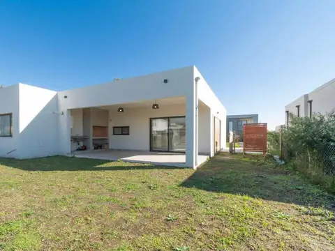 Moderna casa a estrenar, 3 dormitorios y pileta!