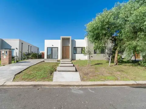Moderna casa a estrenar, 3 dormitorios y pileta!