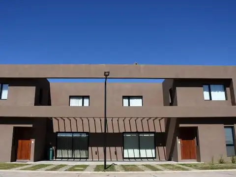 Casa en  venta de tres dormitorios en Funes