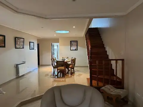 Casa 5 ambientes con 2 baños