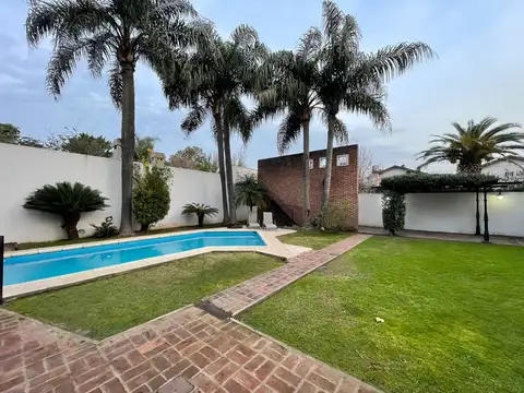 Casa 8 ambientes con 4 baños