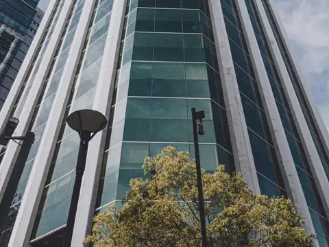 Venta de oficina con renta en Torre Bouchard - Plaza Roma
