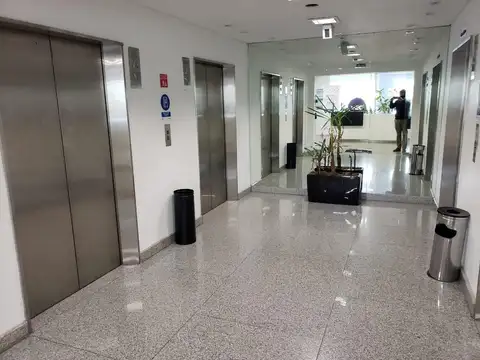 Venta de oficina con renta en Torre Bouchard - Plaza Roma