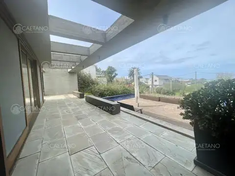 Casa 5 ambientes con 4 baños