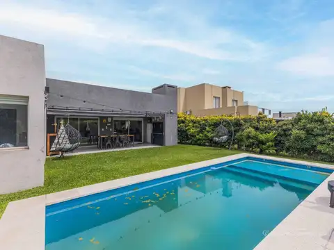 CASA | 3 DORMITORIOS | PILETA | VESTIDOR EN SUITE | COCHERA CUBIERTA | PILAR DEL ESTE