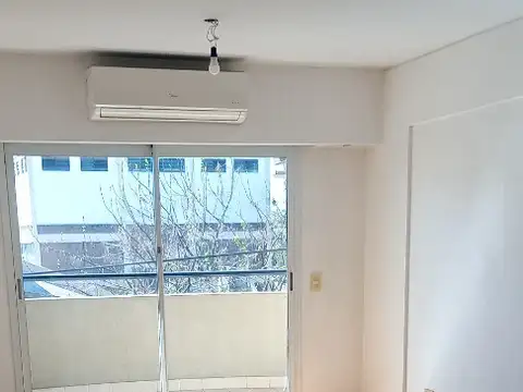 MONOAMBIENTE FRENTE BALCON IMPECABLE