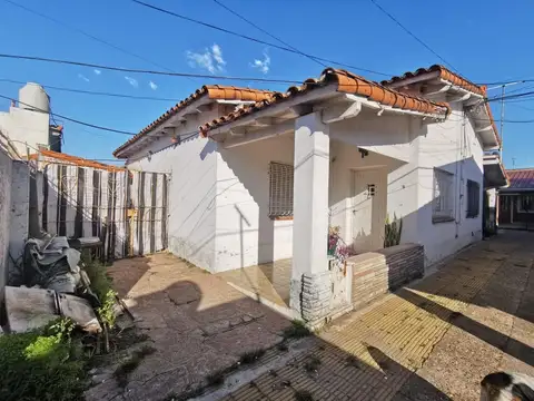 Complejo de Chalet 3 amb. + espacio de auto a RECICLAR