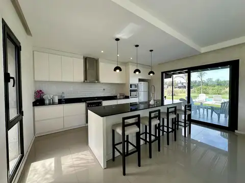 Casa en Venta con 2 cocheras