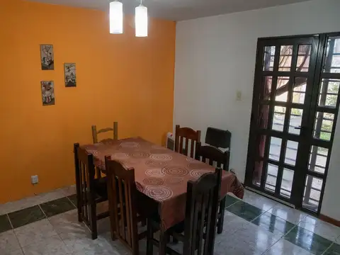 Casa 6 ambientes con 2 baños