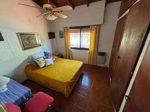 CASA/4 AMBIENTES/GARAJE/PATIO  HERMOSA ARBOLEDA!