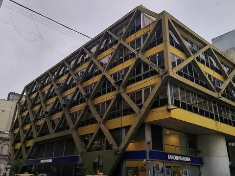 Oficina 10 ambientes con 4 baños