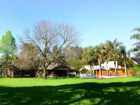 Casa en Alquiler con 3 cocheras