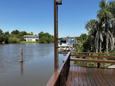 Casa con amarra propia en lote con salida al rio