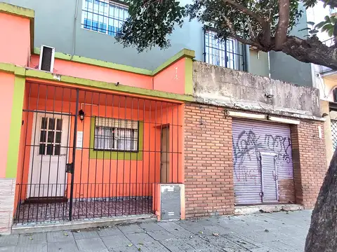 Casa 4 ambientes + Local en venta en Morón PERMUTA