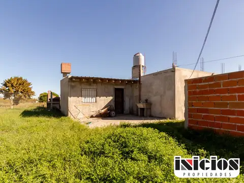 2 Locales: Dolores Nº 1032 E/ Diag. Favaloro y Solís - El Silvio - C946