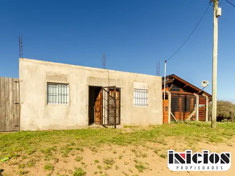 2 Locales: Dolores Nº 1032 E/ Diag. Favaloro y Solís - El Silvio - C946