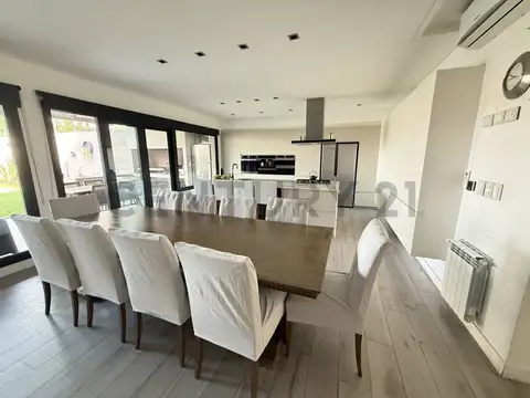 Casa 5 ambientes con 5 baños