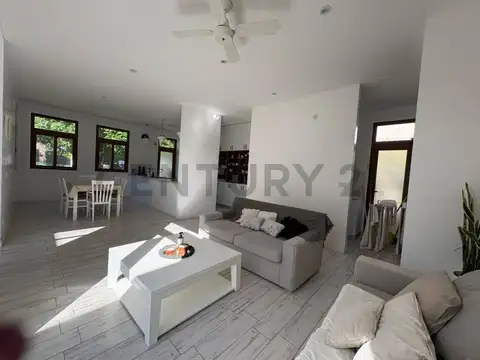 Casa de 3 Dormitorios Amoblada en Alquiler en Barrio Fincas de Duggan