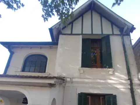 RETASADO  HERMOSO CHALET INGLES SOBRE CALLE EREZCANO EN JOSE MARMOL