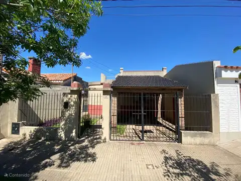 Casa 2 dormitorios con gran terreno.