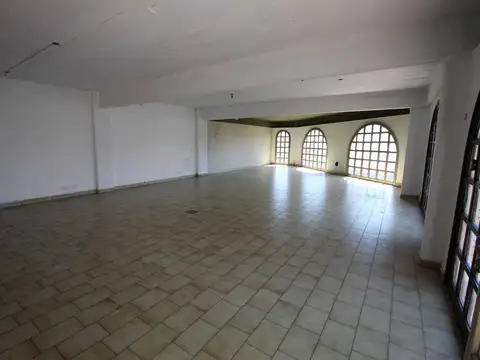 Oficina 10 ambientes con 6 baños