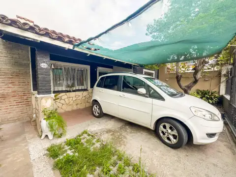 Casa en venta - 2 Dormitorios 1 Baño - 330Mts2 - Caseros