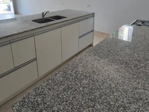 Casa 6 ambientes con 2 baños