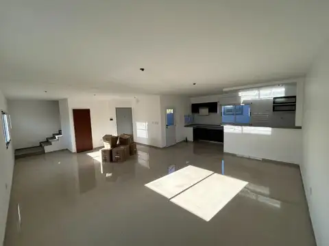 Casa 4 ambientes con 2 baños