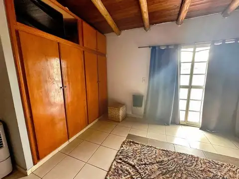 Propiedad en venta compuesta por locales y departamentos