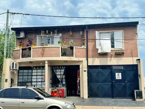 Propiedad en venta compuesta por locales y departamentos