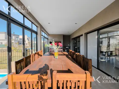 Casa en Venta con 2 cocheras