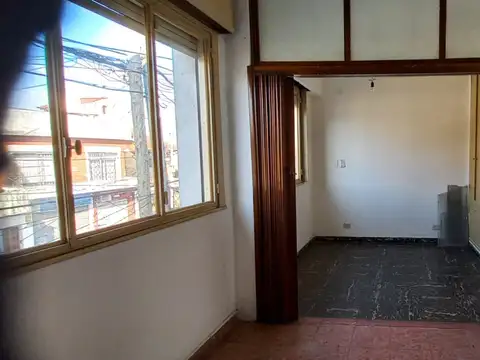 DEPARTAMENTO 3 AMBIENTES AL FRENTE, PISO PRIMERO POR ESCALERA. LACARRA 1600 GERLI - AVELLANEDA.