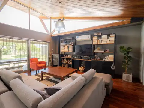 Casa 6 ambientes con 2 baños