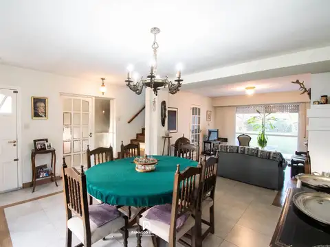 Casa en Venta con 2 cocheras