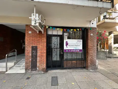 Muy buen local al frente sobre vía pública con vidrieda