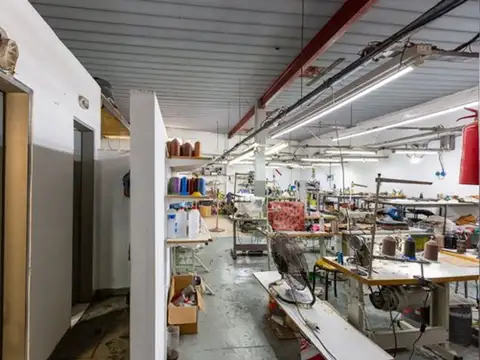 VENTA GALPON EN CASTELAR - PERMUTA