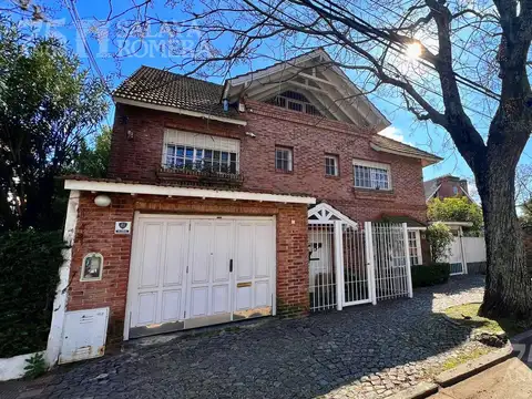 Casa en Venta Martinez, 3 plantas, jardin grande y pileta