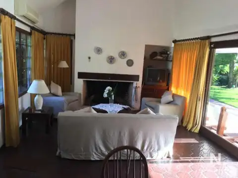Casa 4 ambientes con 2 baños