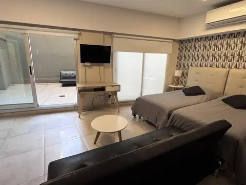 Monoambiente amoblado en alquiler temporario con amplio patio, zona Parque Las Heras.