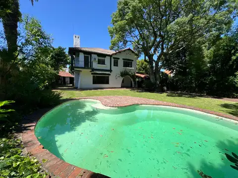 Venta de casa con pileta en barrio parque Aguirre - Acasusso- San Isidro