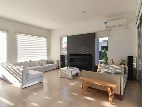 Casa en Venta con 7 cocheras