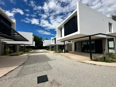 Casa 3 Dorm. a ESTRENAR! en Housing - Zona Norte - Arguello