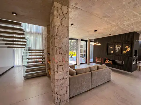 Casa 6 ambientes con 4 baños