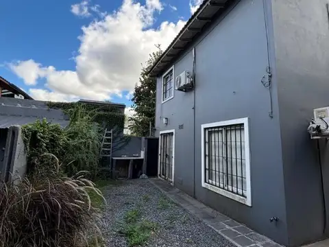 Duplex en complejo de tres unidades en Luis Guillon